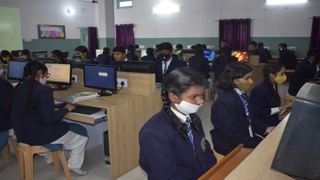 Students using computer lab 