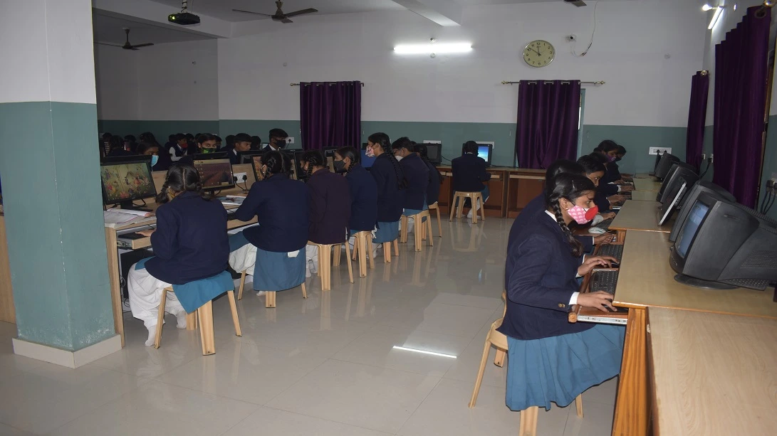 Students using computer lab 